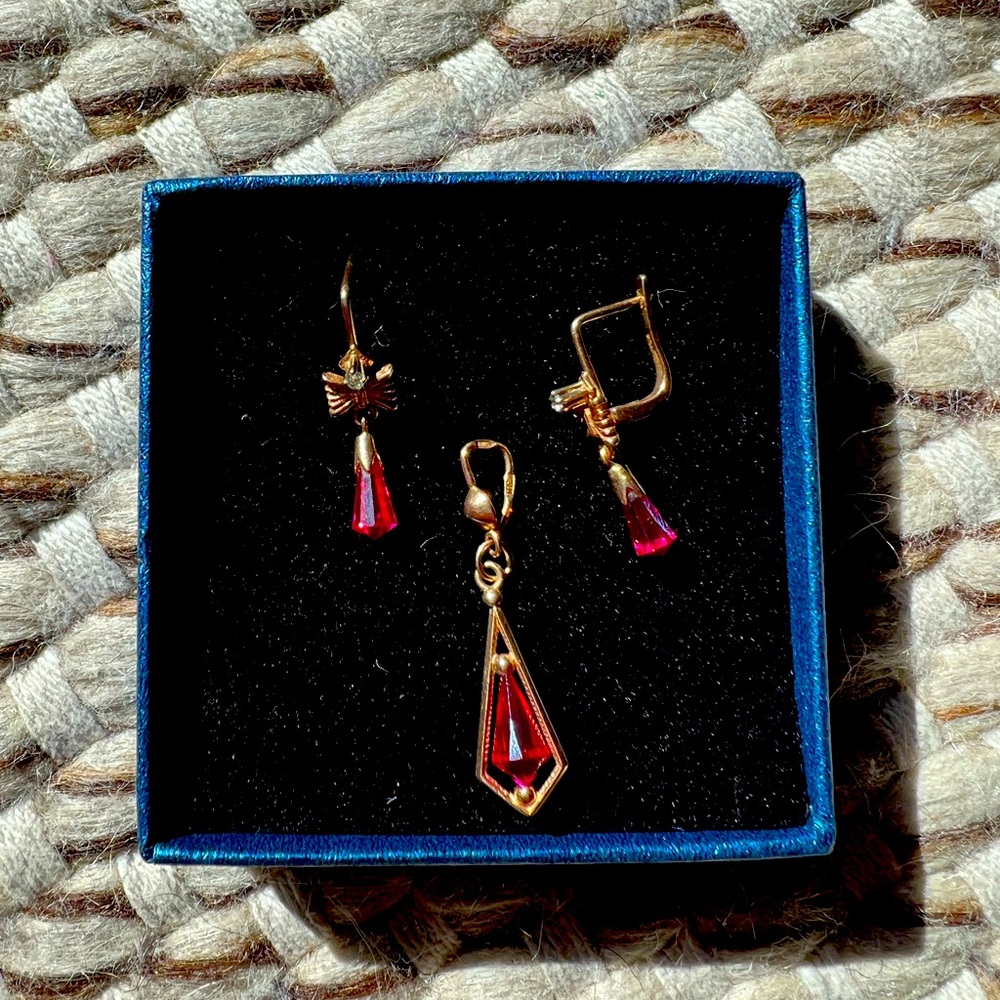 Gold set: earrings and pendant
